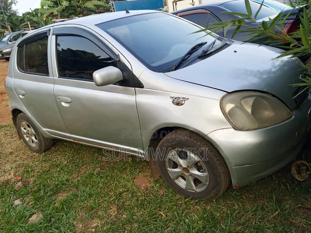 Toyota Vitz 2000 Silver