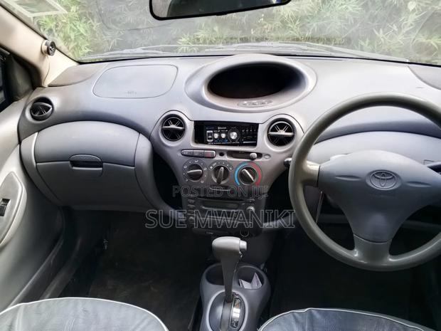 Toyota Vitz 2000 Silver