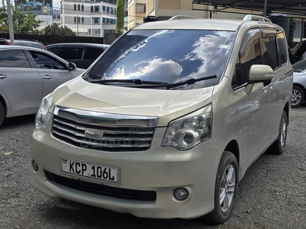 Toyota Noah 2011 Gold