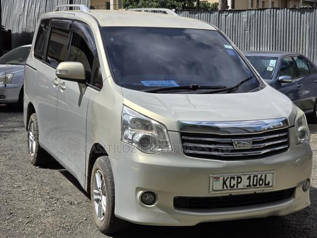Toyota Noah 2011 Gold