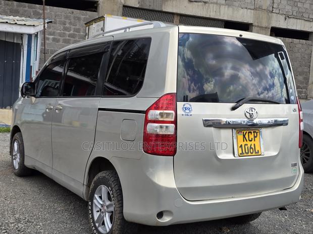 Toyota Noah 2011 Gold