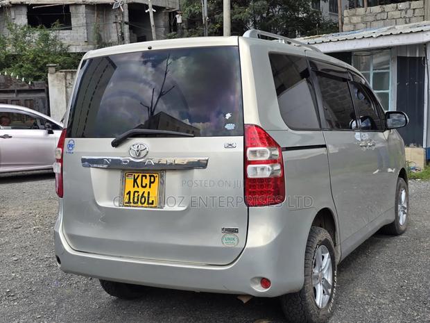 Toyota Noah 2011 Gold