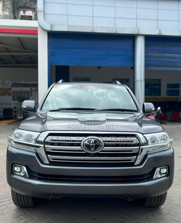 Toyota Land Cruiser 4.6 V8 ZX 2019 Gray