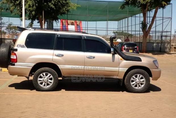 Toyota Land Cruiser 2000 Gold
