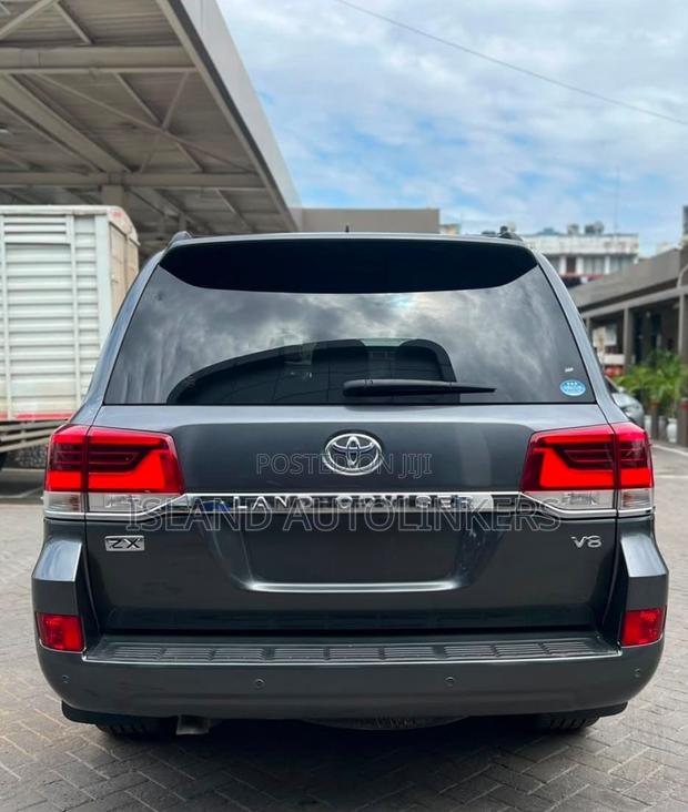 Toyota Land Cruiser 4.6 V8 ZX 2019 Gray