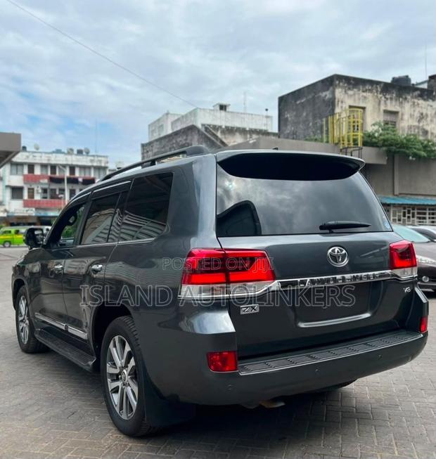 Toyota Land Cruiser 4.6 V8 ZX 2019 Gray
