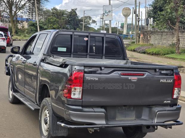 Toyota Hilux 2021 Black