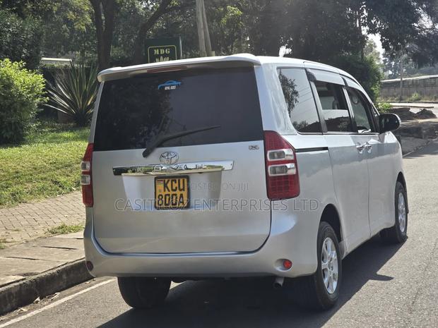 Toyota Noah 2012 Silver