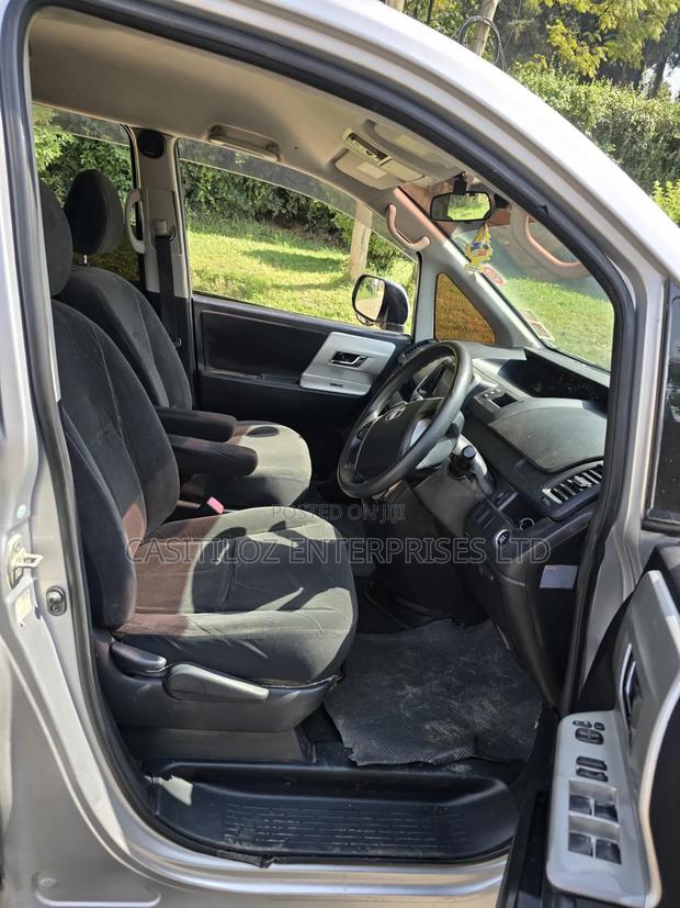 Toyota Noah 2012 Silver