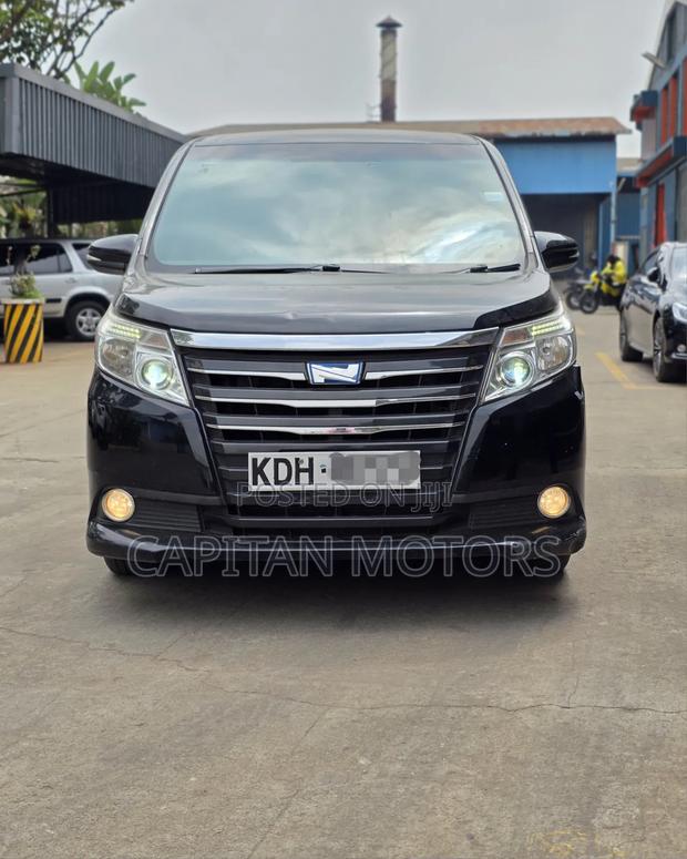 Toyota Noah 1.8 FWD Hybrid (7 seater) 2015 Black