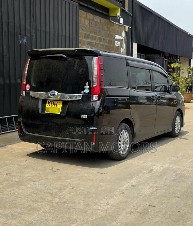 Toyota Noah 1.8 FWD Hybrid (7 seater) 2015 Black