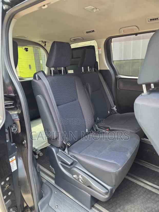 Toyota Noah 1.8 FWD Hybrid (7 seater) 2015 Black