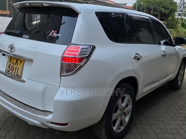 Toyota Vanguard 2010 White