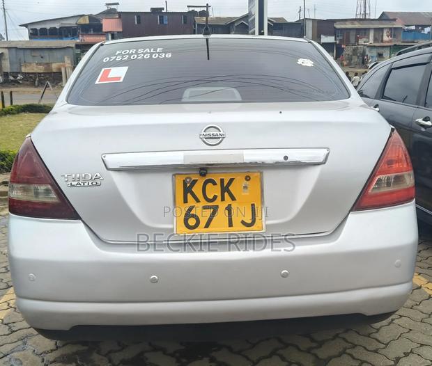 Nissan Tiida 2010 Silver