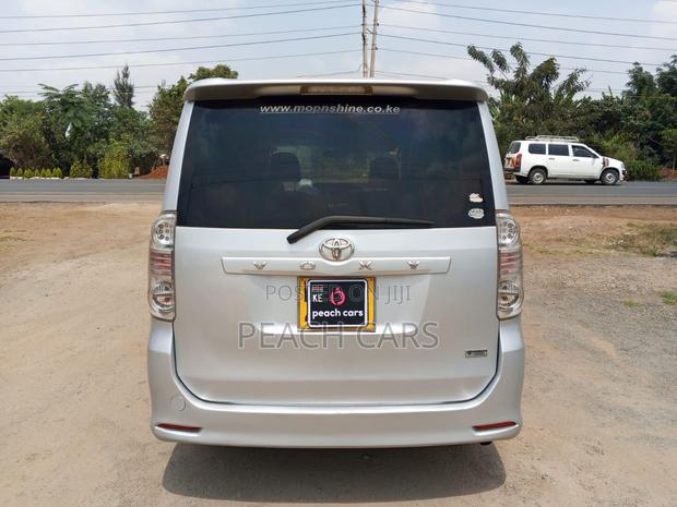 Toyota Voxy 2009 Silver