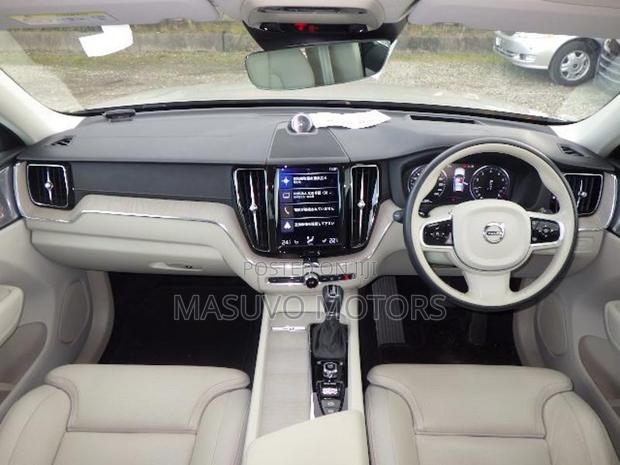 Volvo XC60 T5 Inscription AWD 2019 Gold