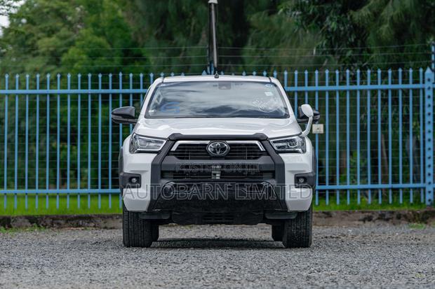 Toyota Hilux 2023 Pearl