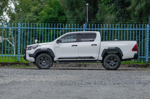 Toyota Hilux 2023 Pearl