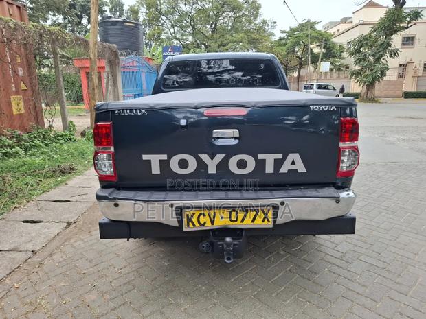 Toyota Hilux 2012 Blue