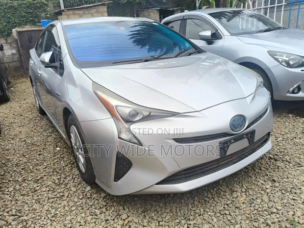Toyota Prius 4dr Hatchback (1.8L 4cyl gas/electric hybrid CVT) 2016