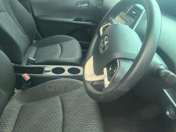 Toyota Prius 4dr Hatchback (1.8L 4cyl gas/electric hybrid CVT) 2016