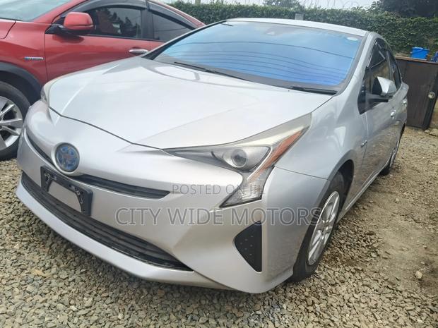 Toyota Prius 4dr Hatchback (1.8L 4cyl gas/electric hybrid CVT) 2016