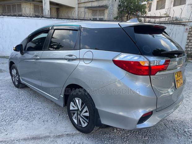 Honda Fit Shuttle 2017 Silver