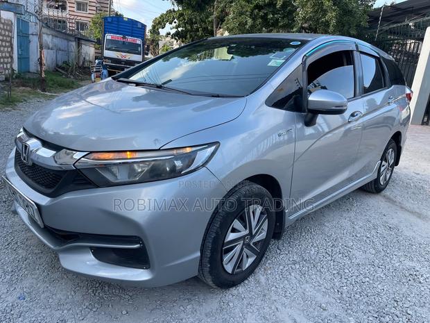 Honda Fit Shuttle 2017 Silver