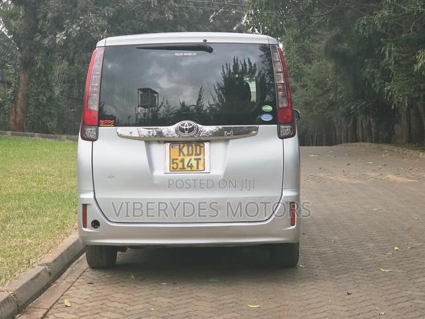 Toyota Noah 2014 Silver