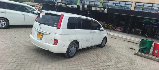 Toyota ISIS 2009 White