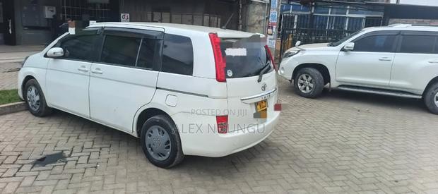 Toyota ISIS 2009 White