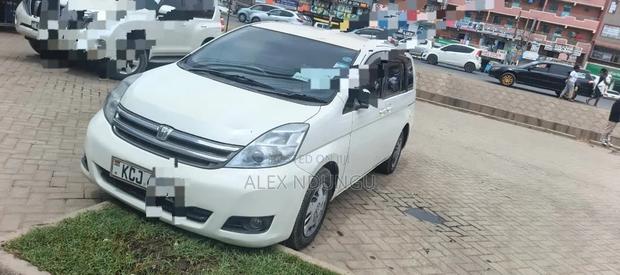 Toyota ISIS 2009 White