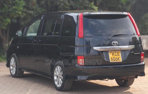 Toyota ISIS 2008 Black