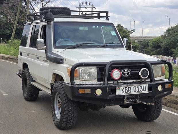 Toyota Land Cruiser 2011 Gold