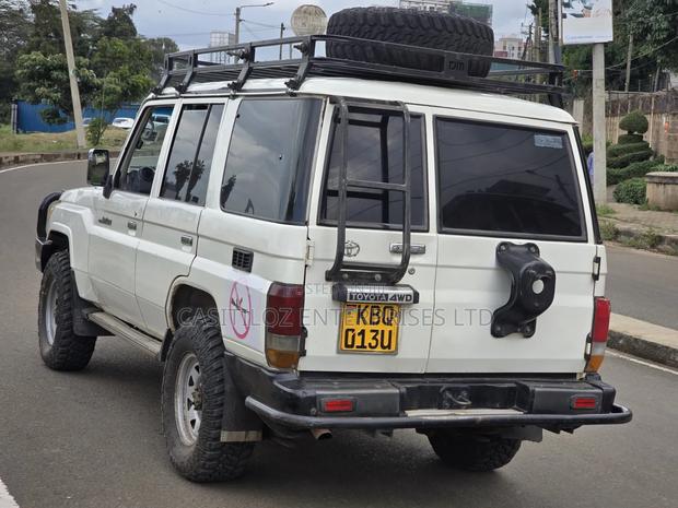 Toyota Land Cruiser 2011 Gold