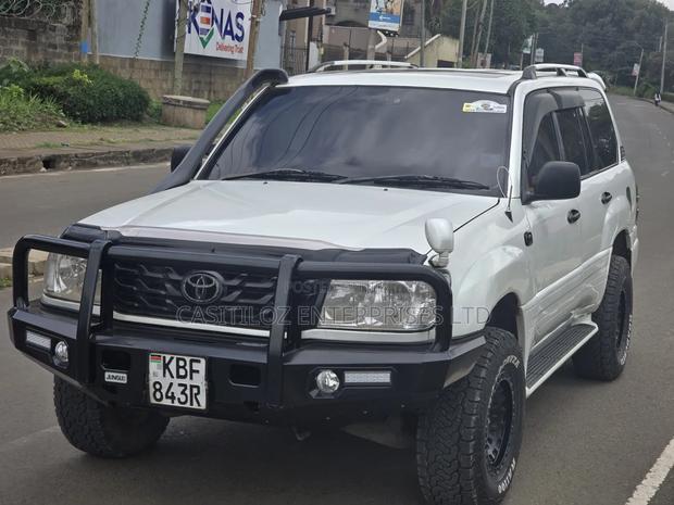 Toyota Land Cruiser 2001 White