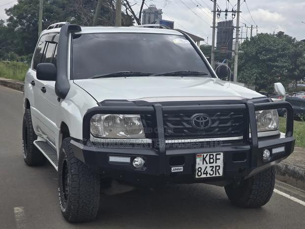 Toyota Land Cruiser 2001 White