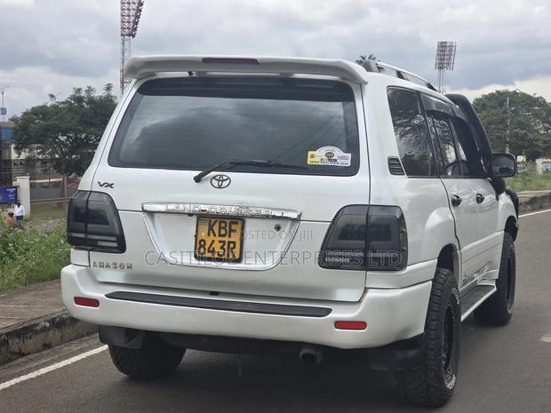 Toyota Land Cruiser 2001 White