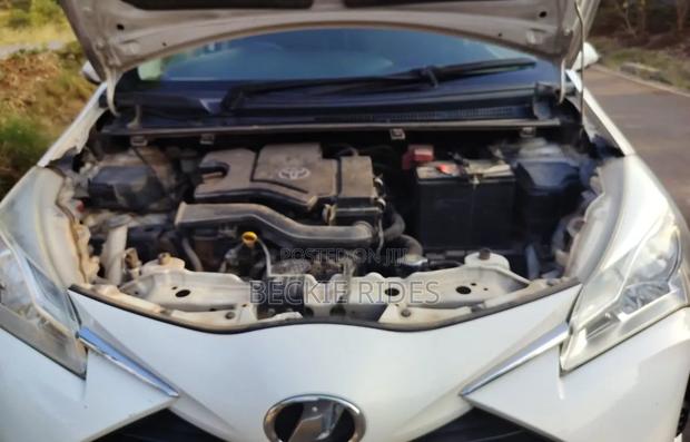 Toyota Vitz 2018 Pearl