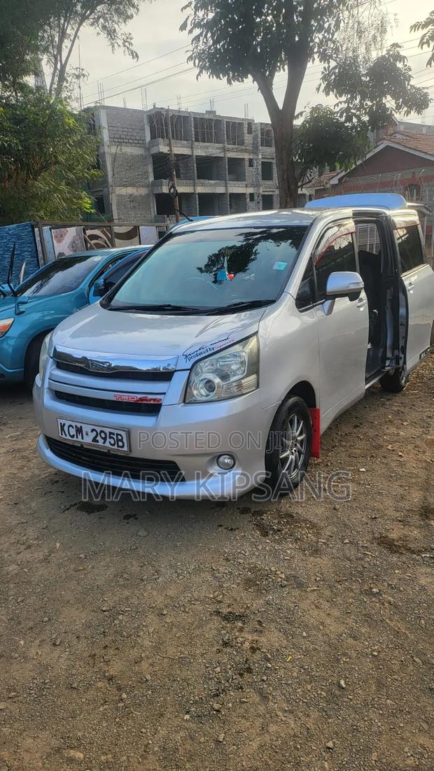 Toyota Noah 2010 Silver