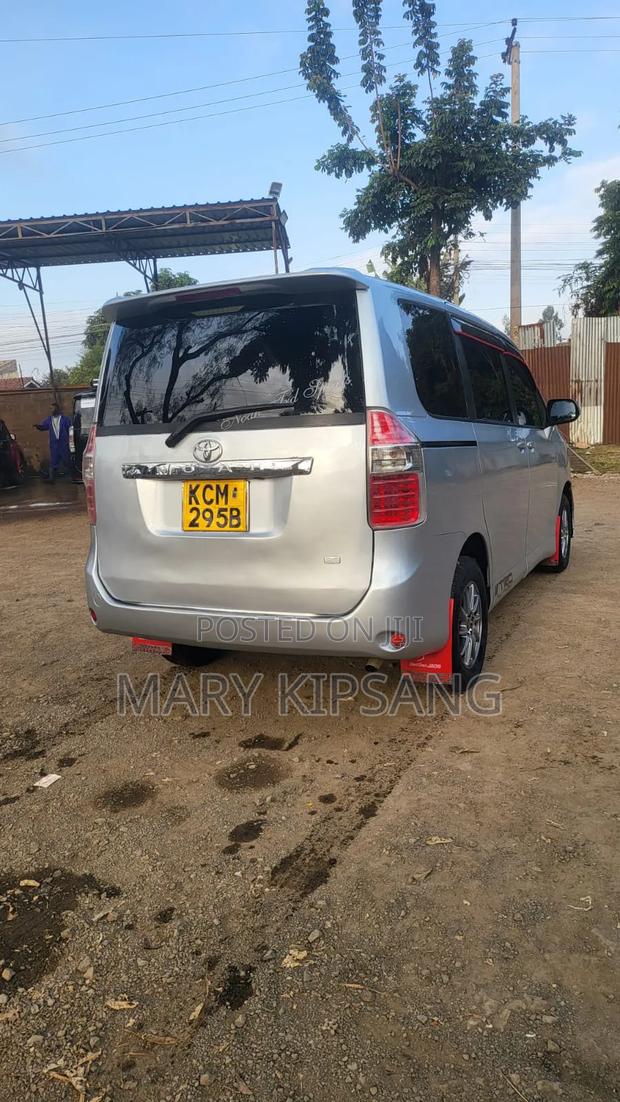 Toyota Noah 2010 Silver