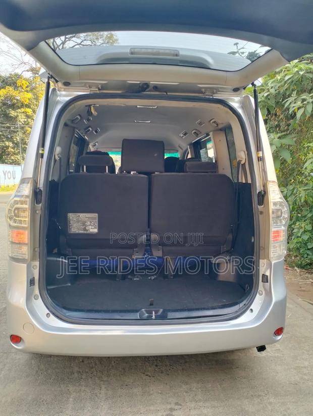 Toyota Voxy 2014 Silver
