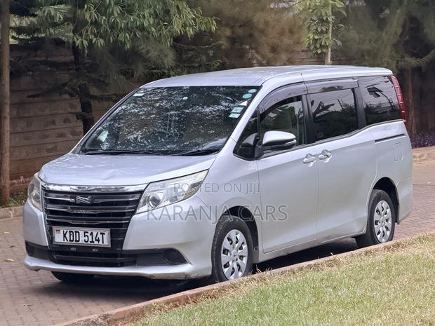 Toyota Noah 2.0 FWD (8 Seater) 2014 Silver