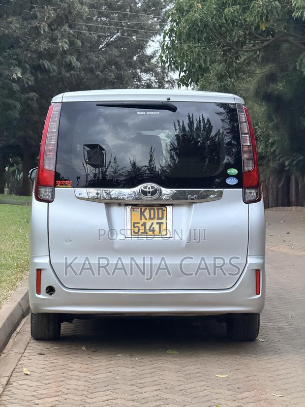 Toyota Noah 2.0 FWD (8 Seater) 2014 Silver