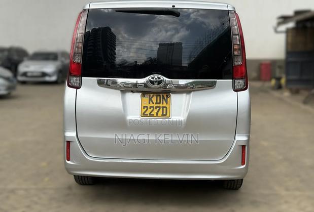 Toyota Noah 2016 Silver