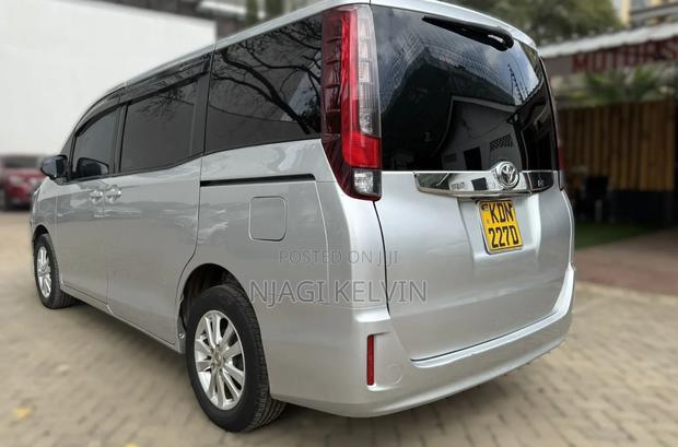 Toyota Noah 2016 Silver