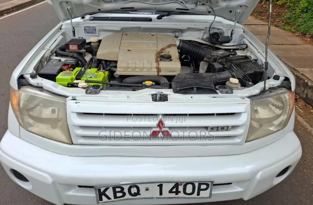 Mitsubishi Pajero 1999 White