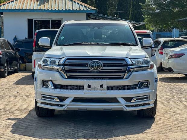 Toyota Land Cruiser 4.6 V8 ZX 2019 Pearl