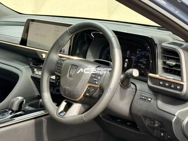 Toyota Crown 2025 Silver