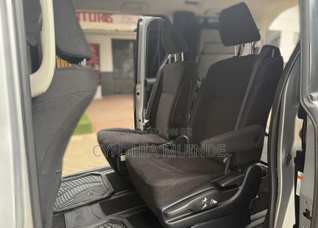 Toyota Noah 2017 Silver